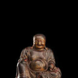 Feine und große Figur des sitzenden Budai mit Lackauflage und Vergoldung aus Holz - фото 1