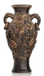 Ungewöhnliche Vase aus Porzellan mit Reliefdekor der 18 Louhan, braun glasiert, teils vergoldet, zwei Handhaben mit losen Ringhenkeln