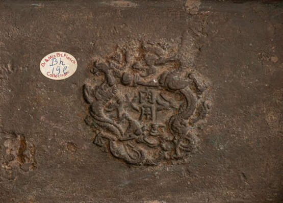 Rechteckiger Weihrauchbrenner aus Bronze mit Fabeltieren in Relief und Deckel in Durchbruch - Foto 2