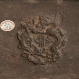 Rechteckiger Weihrauchbrenner aus Bronze mit Fabeltieren in Relief und Deckel in Durchbruch - Foto 2