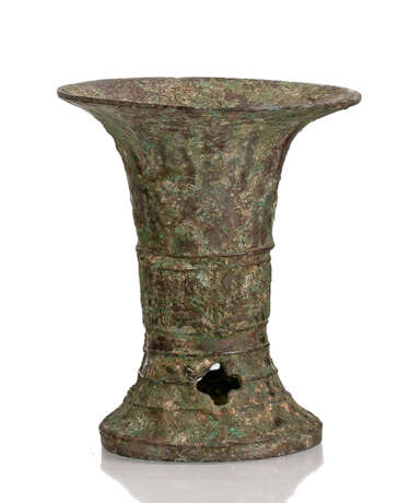 'Gu'-förmige Vase aus Bronze, teils grün korrodiert - photo 1
