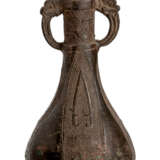 Flaschenvase aus Bronze im archaischen Stil mit zwei seitlichen Handhaben, teils grün korrodiert - Foto 1