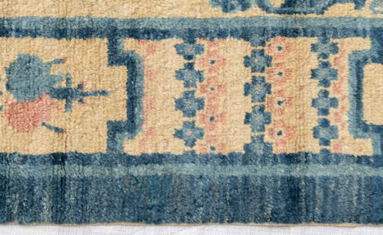 Teppich mit der Darstellung von Antiquitäten - Foto 3