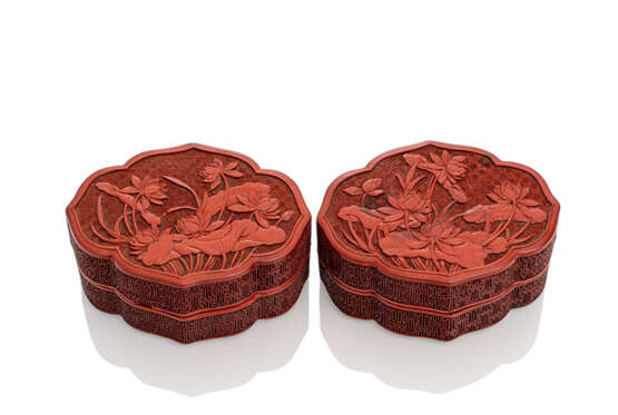 Paar blütenförmige Deckeldosen aus rotem Schnitzlack mit Lotusdekor - photo 1