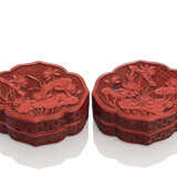 Paar blütenförmige Deckeldosen aus rotem Schnitzlack mit Lotusdekor - photo 1