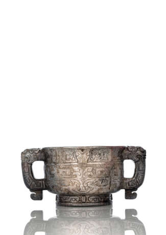 Seltenes 'gui' aus Jade im archaischen Stil mit großen 'taotie' in Reliefschnitzerei dekoriert - Foto 1