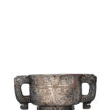Seltenes 'gui' aus Jade im archaischen Stil mit großen 'taotie' in Reliefschnitzerei dekoriert - photo 1