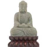 Figur des sitzenden Buddha aus hellgrüner Jade, in den Händen einen Lotosschale haltend - photo 1
