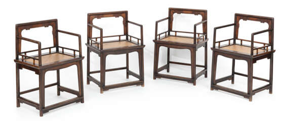 Seltener Satz von vier Armlehnstühlen 'Meiguiyi' mit geflochtenen Sitzflächen - photo 1