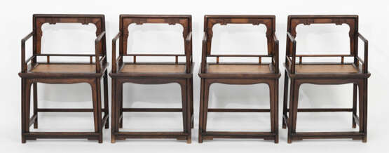 Seltener Satz von vier Armlehnstühlen 'Meiguiyi' mit geflochtenen Sitzflächen - фото 2