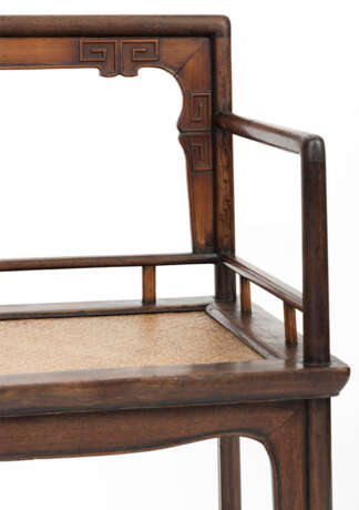 Seltener Satz von vier Armlehnstühlen 'Meiguiyi' mit geflochtenen Sitzflächen - Foto 8