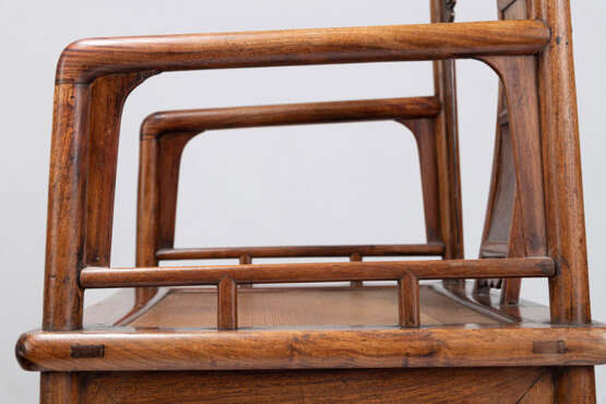 Feiner Stuhl aus 'huanghuali' und Wurzelholz - Foto 5