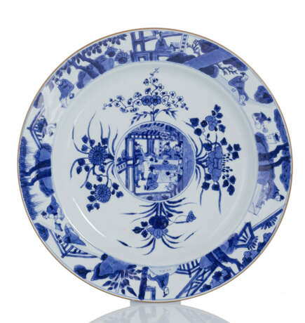 Teller mit unterglasurblauem Dekor einer Romanszene in zentralem Medaillon - photo 1