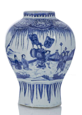 Oktagonale gebauchte Vase aus Porzellan mit unterglasurblauem Dekor einer Romanszene um die Wandung - Foto 1