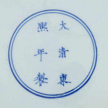 Großer Teller aus Porzellan mit grünen Drachen auf blauem Fond - photo 2