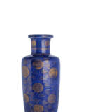 Puderblaue Rouleau-Vase mit Goldmalerei von Lotus - photo 1