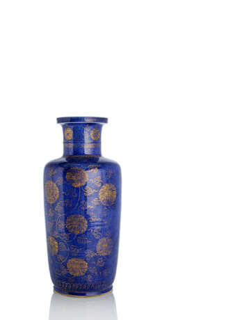 Puderblaue Rouleau-Vase mit Goldmalerei von Lotus - фото 1
