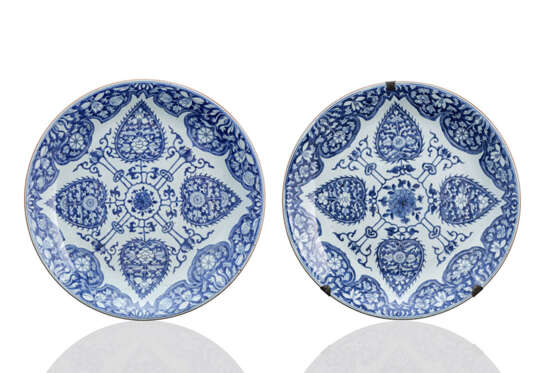 Paar seltene unterglasurblau dekorierte Rundschalen aus Porzellan mit Blütendekor - Foto 1