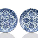 Paar seltene unterglasurblau dekorierte Rundschalen aus Porzellan mit Blütendekor - photo 1