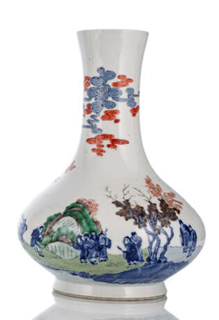 Flaschenvase aus Porzellan mit unterglasurblauem und emailliertem Figuren- und Landschaftsdekor - photo 1