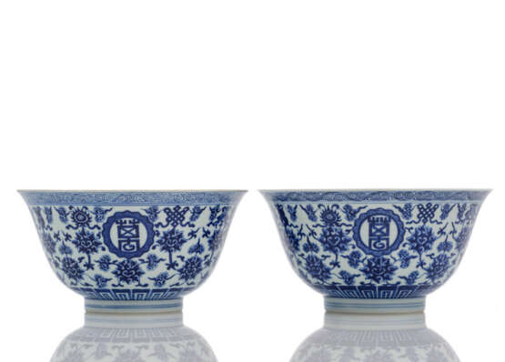 Paar feine unterglasurblau dekorierte Schalen aus Porzellan - фото 1