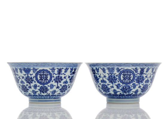 Paar feine unterglasurblau dekorierte Schalen aus Porzellan - фото 2