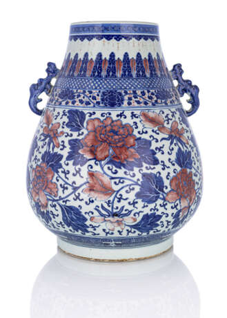 'Hu'-förmige Vase aus Porzellan mit drachenförmigen Handhaben und blau-rotem Lotosdekor - Foto 1
