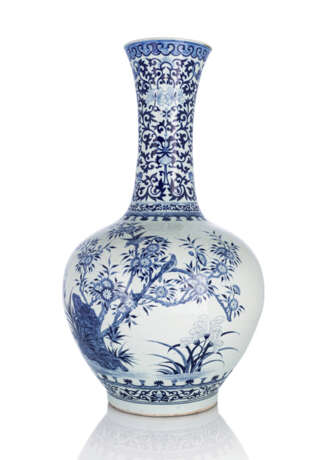 Große Vase aus Porzellan mit unterglasurblauem Dekor von Vögeln und Pflaumenblüten - фото 1