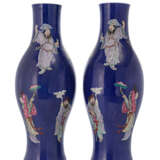 Paar Porzellanvasen mit 'Famille rose'-Dekor von Unsterblichen auf blauem Fond - фото 1