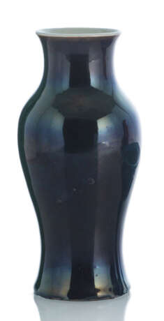 Kleine Balustervase aus Porzellan mit 'Mirror-black'-Glasur - Foto 1