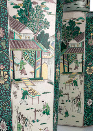 Paar große oktogonale Bodenvasen aus Porzellan mit 'Famille noir'-Figurendekor - Foto 4
