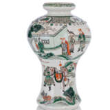 'Meiping'-förmige Porzellanvase mit 'Famille verte'-Dekor einer Romanszene - photo 1