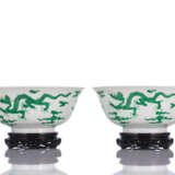 Paar Porzellanschalen mit Drachendekor in grünem Email - Foto 1