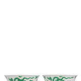 Paar Porzellanschalen mit Drachendekor in grünem Email - photo 2