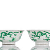Paar Porzellanschalen mit Drachendekor in grünem Email - photo 3