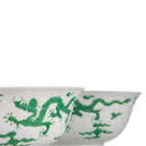 Paar Porzellanschalen mit Drachendekor in grünem Email - photo 4