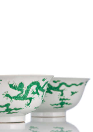 Paar Porzellanschalen mit Drachendekor in grünem Email - Foto 4