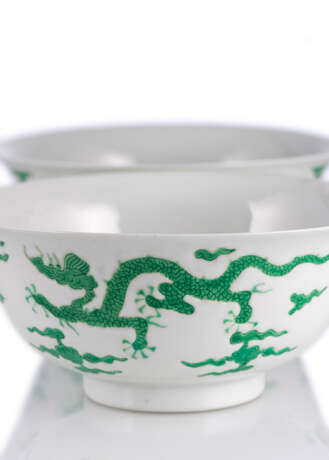 Paar Porzellanschalen mit Drachendekor in grünem Email - photo 7