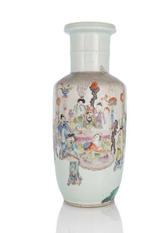Rouleau-Vase aus Porzellan mit 'Famille rose'-Dekor einer Audienz - photo 1