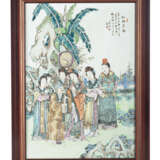 Porzellantafel mit 'Famille rose'-Dekor einer Szene aus dem "Traum der roten Kammer" 'Hong Lou Meng' - photo 1