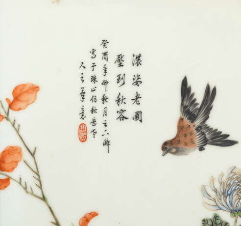 Zwei polychrom bemalte Porzellanplatten mit Blumen- und Vogeldekor, jeweils im Holzrahmen - Foto 3