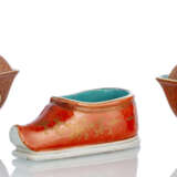 Zwei Deckelschalen aus Porzellan mit 'Famille rose'-Reserven und ein Pinselwascher in Schuh-Form - Foto 1