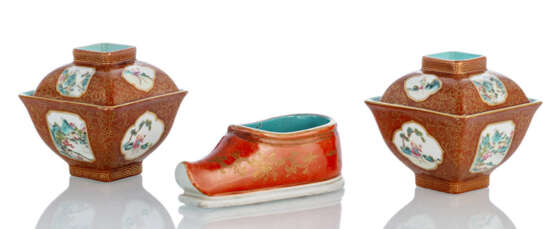 Zwei Deckelschalen aus Porzellan mit 'Famille rose'-Reserven und ein Pinselwascher in Schuh-Form - photo 1