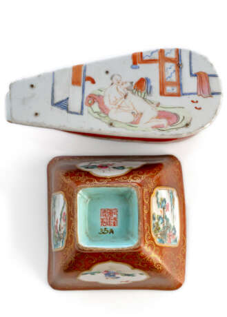 Zwei Deckelschalen aus Porzellan mit 'Famille rose'-Reserven und ein Pinselwascher in Schuh-Form - фото 2