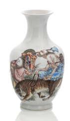'Famille rose'-Vase mit Dekor eines Louhan mit Tiger, Qianlong-Gedicht und Siegel