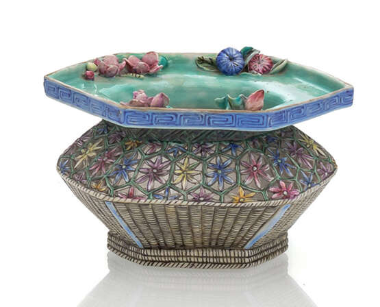 Parfumier oder Weihrauchbehälter aus Porzellan mit Blütendekor in den Farben der 'Famille rose' dekoriert - photo 1
