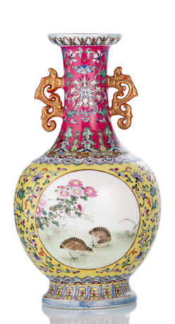 Feine 'Famille rose'-Vase aus Porzellan mit Wachteldekor - photo 1