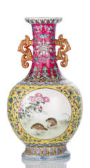 Feine 'Famille rose'-Vase aus Porzellan mit Wachteldekor