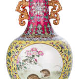 Feine 'Famille rose'-Vase aus Porzellan mit Wachteldekor - фото 1