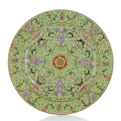 Rundplatte aus Porzellan mit 'Famille rose'-Dekor von Fledermäusen, Lotos, Granatäpfeln u. a. auf mintgrünem Fond